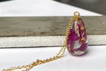 Kette Rosenblüten Blattgold romantisch Garten Terrarium im Ei in Gießharz als florales Geschenk für sie für Frauen Freundin Mutter Schwester